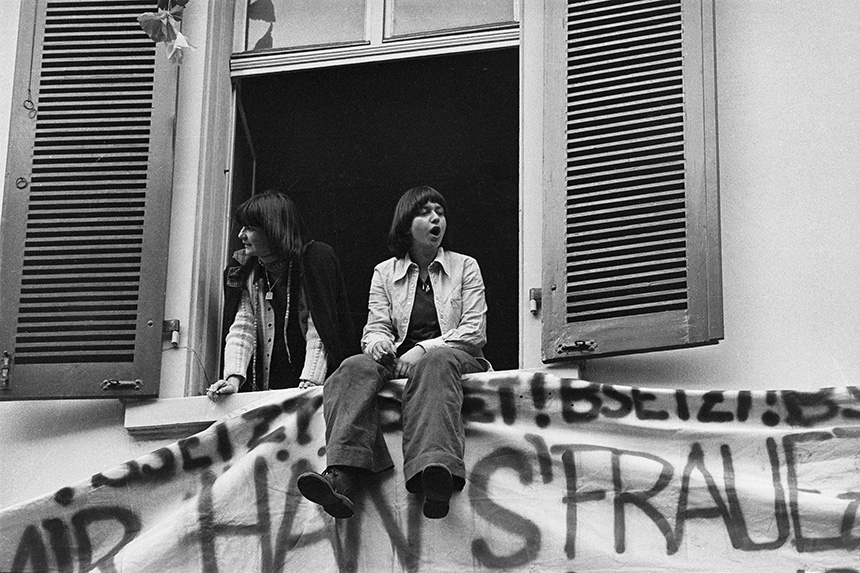 <em>Aktion Frauenzentrum – Hausbesetzung an der Hardstrasse,</em> Basel 1977, Fotografie: fotolib Basel