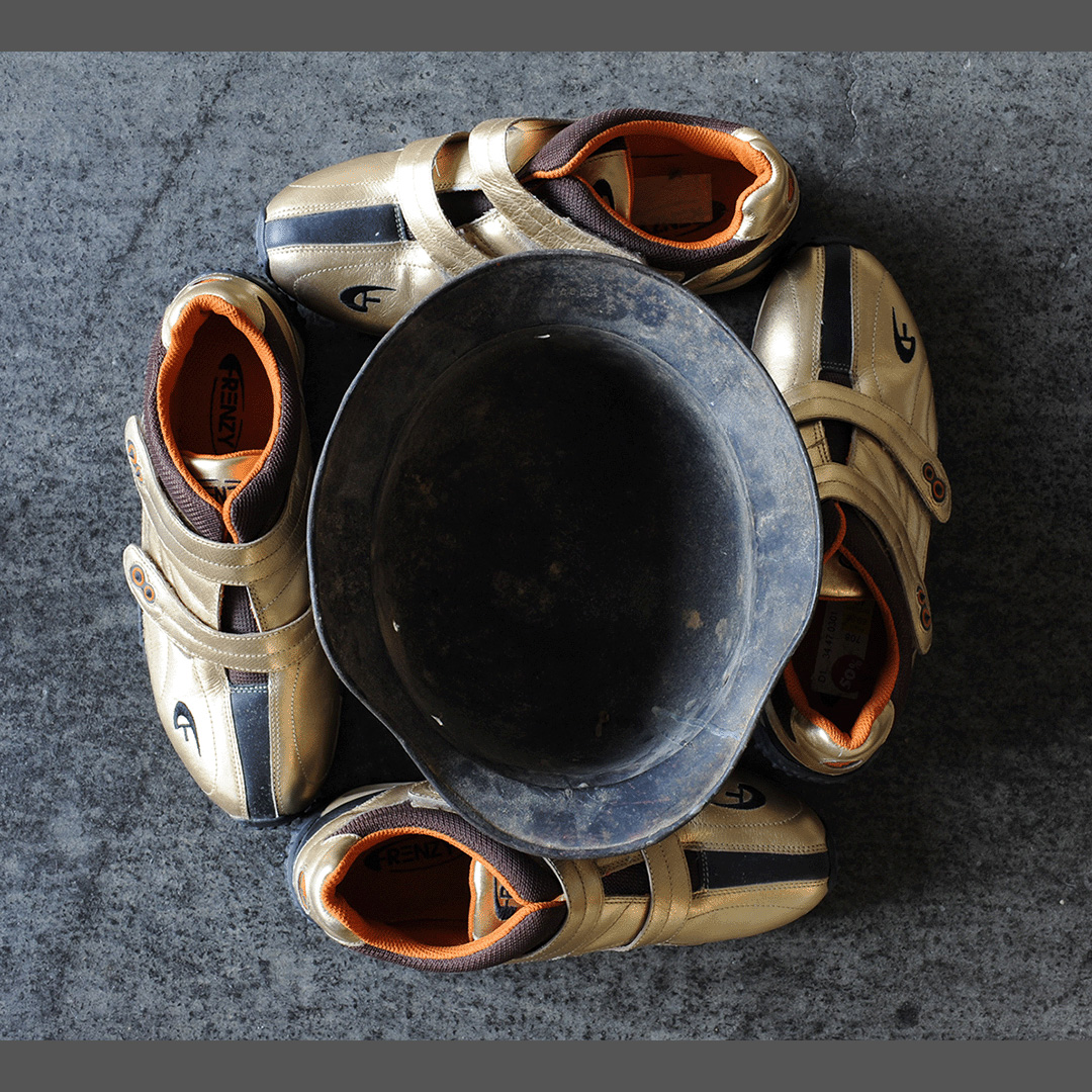 © Rut Himmelsbach, «SELL BUY HOLD», Fotoserie mit Zahlen aus Wasserflaschen, ganze Arbeit ca. 12 m, 2012