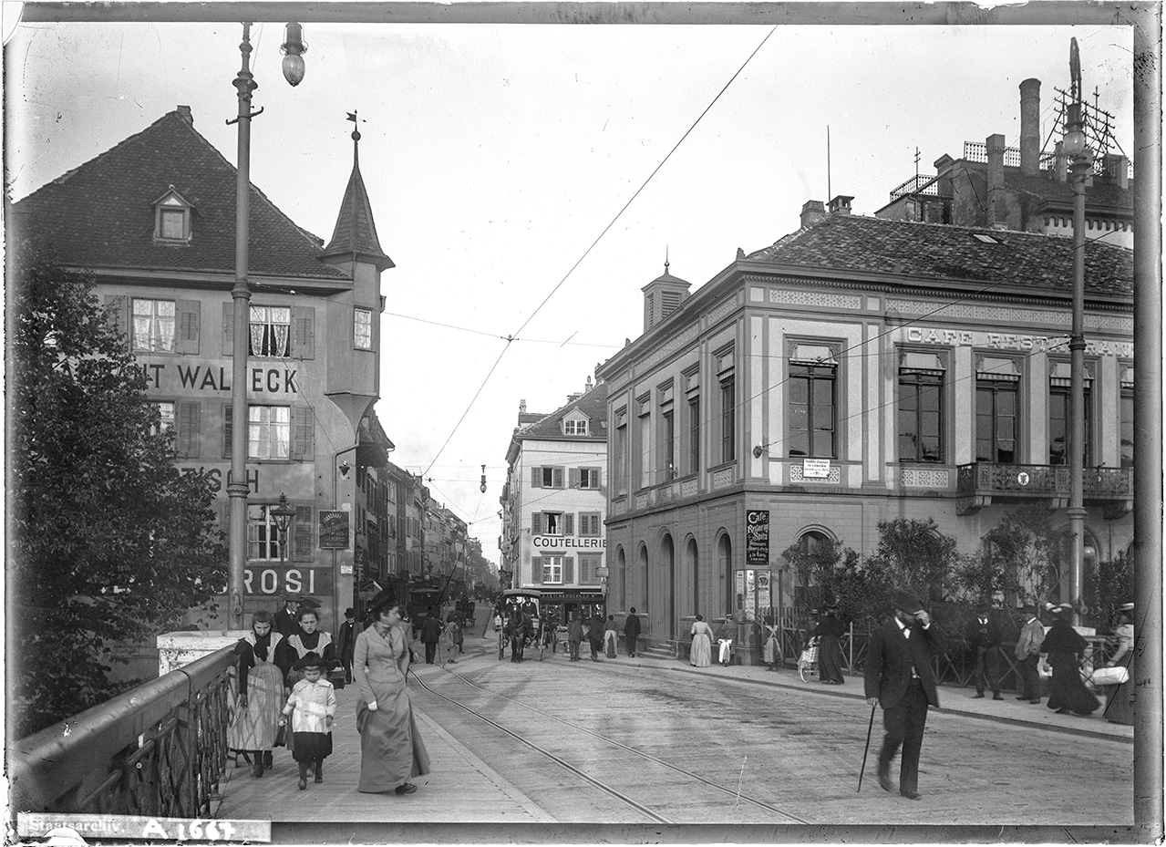 «Blick in Greifengasse, Restaurant Waldeck, Cafe Spitz», um 1901. Foto Gebrüder Metz, Staatsarchiv Basel-Stadt, NEG A 1667