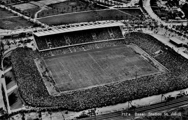 <span class='txt12-gruen'>Basel: Stadion St. Jakob</span><br /><span class='txt12'>Fliegeraufnahme der Swissair A.G. / 1954, ungelaufen</span><br />