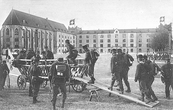 <span class='txt12-gruen'>Basel, Uebung der Sanitätstruppen im Kasernenhof</span><br /><span class='txt12'>Foto: G. Metz, Basel / gelaufen: 13.9.1911</span><br />
