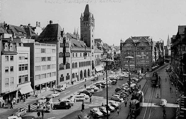 <span class='txt12-gruen'>Basel, Marktplatz</span><br /><span class='txt12'>Foto: Hans Frey, Basel / gelaufen: 29.3.1967</span><br />