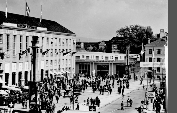 <span class='txt12-gruen'>Schweizer Mustermesse, Offizielle Postkarte 1946</span><br /><span class='txt12'>Verlag Agefoba, Basel / gelaufen: 12.5.1946</span><br />
