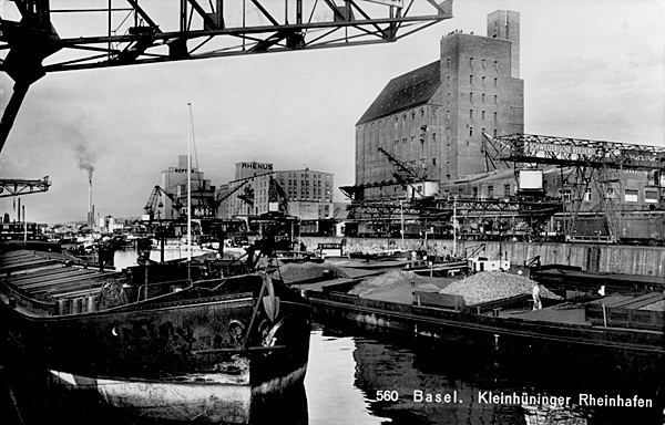 <span class='txt12-gruen'>Basel, Kleinhüninger Rheinhafen</span><br /><span class='txt12'>Foto: Gebr. Frey, Basel / gelaufen: 17.8.1953</span><br />