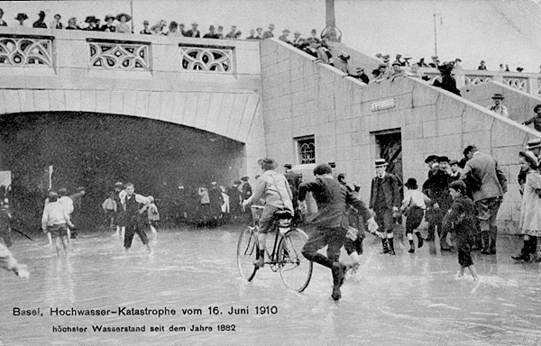 <span class='txt12-gruen'>Basel, Hochwasser-Katastrophe vom 16. Juni 1910</span><br /><span class='txt12'>Foto: G. Metz, Basel / gelaufen: 30. Juni 1910</span><br />