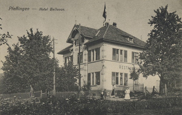 <span class='txt12-gruen'>Pfeffingen – Hotel Bellevue.</span><br /><span class='txt12'>Lichtdruck von H. Speiser, Basel / gelaufen, 1927</span><br />